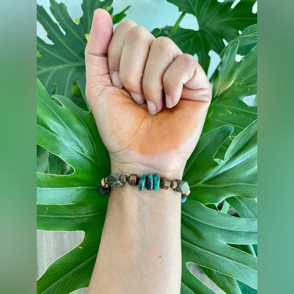 Turquoise - Hematite - Labradorite Bracelet - Picture 3 of 5